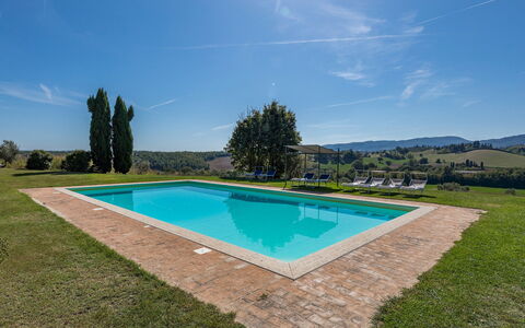 Il Poderuccio 17: Azul, Piscina, Inmuebles, Casa De Campo, Paisajismo, Césped, Hacienda, Sombra, Villa, Yarda