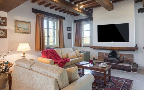 La Villetta di Dante 6: Mueble, Diseño De Interiores, Pared, Sofá, Madera, Habitación, Sala, Casa, Piso, Suelo