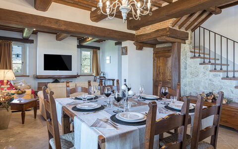 La Villetta di Dante 6: Mueble, Pared, Diseño De Interiores, Piso, Madera, Silla, Mesa, Cocina Y Comedor Mesa, Comedor, Techo
