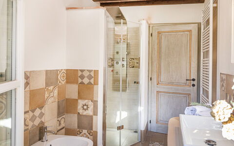 La Villetta di Dante 6: Piso, Pared, Suelo, Diseño De Interiores, Madera, Puerta, Casa, Habitación, Baño, Loseta