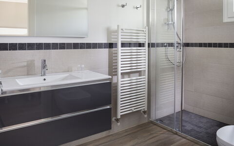 Portoverde Beach Villa 12: Arreglo De Tubería, Baño, Diseño De Interiores, Lavabo, Piso, Suelo, Grifo, Plomería, Lavabo Del Baño, Espejo