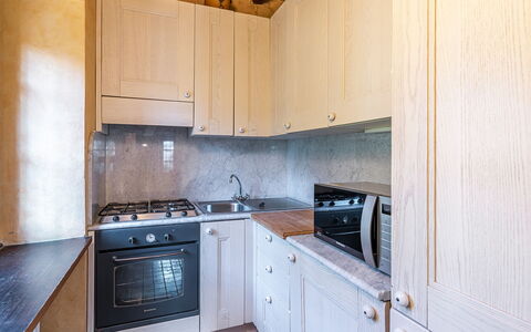 Il Roseto 10: Cocina, Mostrador, Gabinetes, Aparato De Cocina, Electrodoméstico, Madera, Piso, Diseño De Interiores, Fregadero, Suelo
