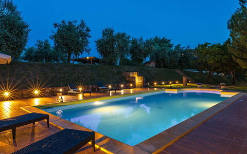 Poggio Medei 10: Azul, Piscina, Recurso, Eco Hotel, La Iluminación Del Paisaje, Jardín, Fuente De Agua, Noche, Paisajismo, Hacienda