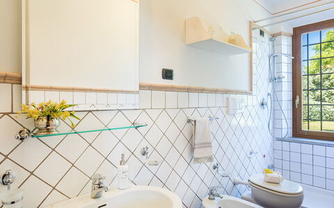 Poggio Medei 10: Diseño De Interiores, Piso, Arreglo De Tubería, Suelo, Grifo, Plomería, Techo, Loseta, Lavabo, Baño