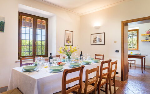 Poggio Medei 10: Mueble, Mesa, Diseño De Interiores, Comedor, Piso, Cocina Y Comedor Mesa, Habitación, Silla, Casa, Techo