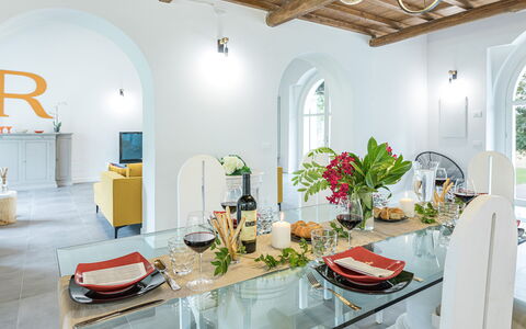 Villa Rasena 6: Mueble, Diseño De Interiores, Pared, Mesa, Piso, Encendiendo, Silla, Techo, Comedor, Cocina Y Comedor Mesa