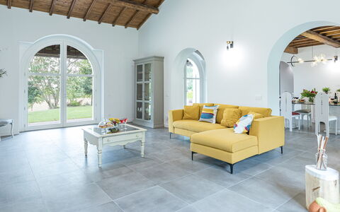 Villa Rasena 6: Piso, Diseño De Interiores, Suelo, Mueble, Techo, Habitación, Sofá, Sala, Silla, Planta De Casa