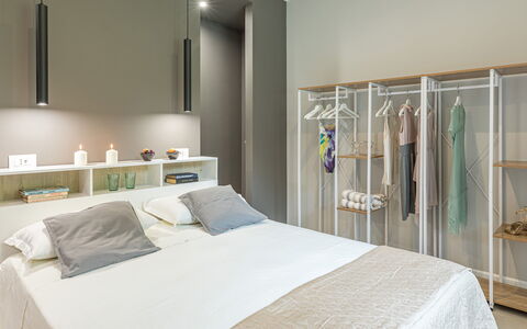 Villa Rasena 6: Mueble, Diseño De Interiores, Habitación, Cama, Pared, Madera, Piso, Habitación, Casa, Techo