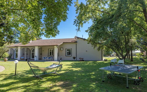 Villa Rasena 6: Árbol, Hierba, Casa, Casa, Barrio Residencial, Inmuebles, Cabaña, Césped, Casa De Campo