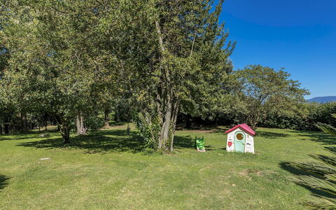 Villa Rasena 6: Árbol, Hierba, Pradera, Césped, Jardín, Prado, Pasto, Parque, Sombra, Paisajismo