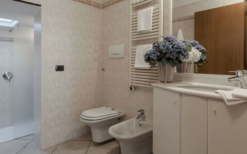 Arcimboldo House 2+2: Arreglo De Tubería, Baño, Piso, Lavabo, Diseño De Interiores, Lavabo Del Baño, Suelo, Grifo, Plomería, Baño