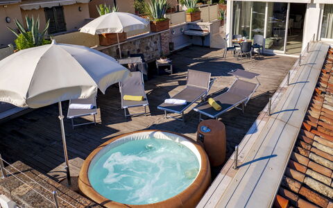 Arcimboldo House 2+2: Piscina, Mueble, Recurso, Paraguas, Mueble Para Exteriores, Sunlounger, Hotel, Silla, Jacuzzi
