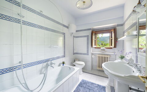 Casa del Sole 4: Arreglo De Tubería, Baño, Diseño De Interiores, Grifo, Piso, Bañera, Plomería, Lavabo, Suelo, Techo