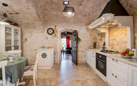Trulli Littoria 4: Diseño De Interiores, Piso, Mueble, Techo, Suelo, Encendiendo, Cocina, Arco, Lámpara, Silla