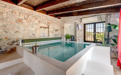 Trulli Littoria 4: Pared, Piscina, Mueble, Piso, Arquitectura, Recurso, Suelo, Material Compuesto, Arreglo De Tubería, Bañera