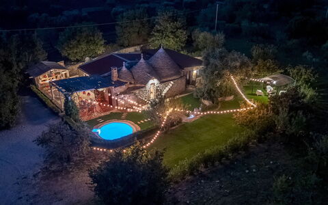 Trulli Littoria 4: Noche, Paisaje, Jardín, Inmuebles, La Iluminación Del Paisaje, Medianoche, Patio Interior, Cabaña, Yarda