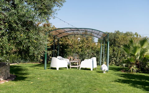 Trulli Littoria 4: Jardín, Arbusto, Sombra, Kiosko, Estructura Al Aire Libre, Pabellón, Paisajismo, Pabellón, Patio Interior, Césped