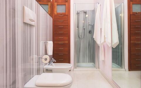 Villa Croci 12: Arreglo De Tubería, Piso, Diseño De Interiores, Suelo, Baño, Lavabo, Lavabo Del Baño, Plomería, Grifo, Habitación