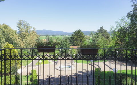Villa Croci 12: Cerca, Pretil, Balaustre, Hierro, Balcón, Sombra, Césped, Parque, Inicio De Esgrima