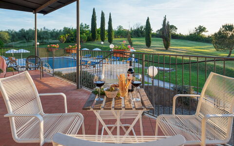 Villa Croci 12: Mueble, Mueble Para Exteriores, Silla, Mesa, Mesa Al Aire Libre, Jardín, Sombra, Piscina, Recurso, Patio Interior