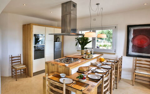 Villa Pajare Francesi 8+2: Mueble, Diseño De Interiores, Piso, Madera, Cocina, Techo, Suelo, Mostrador, Cocina Y Comedor Mesa, Encendiendo
