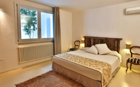 Villa Pajare Francesi 8+2: Cama, Mueble, Habitación, Diseño De Interiores, Lecho, Pared, Sábana, Madera, Suelo, Piso