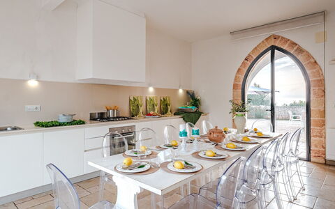 Villa Manco 12: Mueble, Diseño De Interiores, Mesa, Silla, Cocina Y Comedor Mesa, Techo, Comedor, Restaurante, Planta De Casa, Lámpara