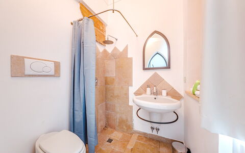 Villa Manco 12: Piso, Suelo, Diseño De Interiores, Techo, Habitación, Lámpara, Arreglo De Tubería, Baño, Manchas De Madera