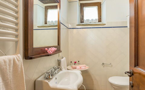 La Torretta 10: Baño, Lavabo Del Baño, Arreglo De Tubería, Lavabo, Diseño De Interiores, Piso, Grifo, Suelo, Plomería, Espejo