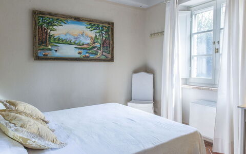 Albachiara 8: Habitación, Cama, Pared, Diseño De Interiores, Sábana, Mueble, Lecho, Suelo, Habitación, Textil