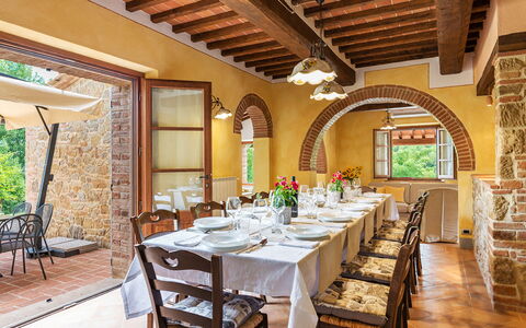 Il Casale di Manuele 12: Mueble, Pared, Diseño De Interiores, Mesa, Techo, Cocina Y Comedor Mesa, Comedor, Silla, Casa, Encendiendo