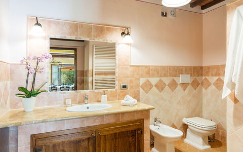 Il Casale di Manuele 12: Lavabo Del Baño, Baño, Diseño De Interiores, Arreglo De Tubería, Lavabo, Piso, Suelo, Grifo, Mueble De Baño, Mostrador
