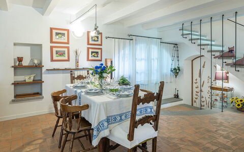 Casa Ciculino 8: Mueble, Diseño De Interiores, Pared, Piso, Mesa, Comedor, Suelo, Techo, Silla, Encendiendo