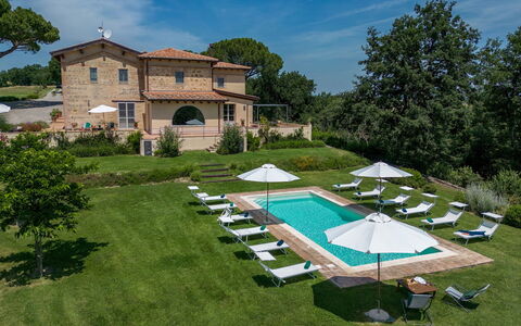 Il Colle di Donna Ilaria 12: Piscina, Inmuebles, Jardín, Villa, Paisajismo, Mansión, Mueble Para Exteriores, Césped, Hacienda, Recurso
