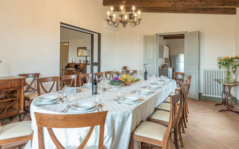 Il Colle di Donna Ilaria 12: Mueble, Diseño De Interiores, Mesa, Madera, Silla, Comedor, Piso, Cocina Y Comedor Mesa, Techo, Suelo