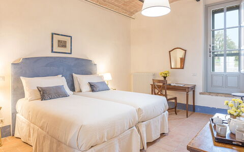 Il Colle di Donna Ilaria 12: Mueble, Pared, Cama, Habitación, Diseño De Interiores, Sábana, Piso, Marco De La Cama, Lecho, Habitación