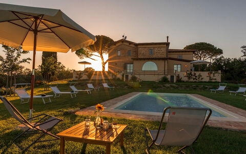 Il Colle di Donna Ilaria 12: Hierba, Arbusto, Casa, Paisaje, Casa, Inmuebles, El Terreno Del Lote, Jardín, Área Rural, Mansión