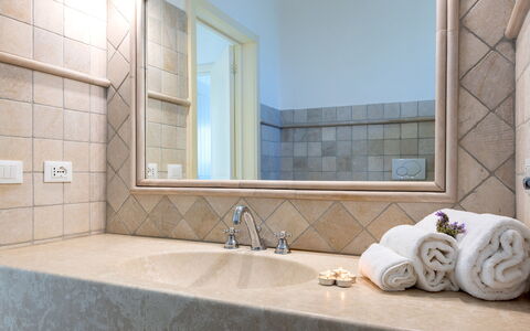 Villa del Lentisco 8+2: Pared, Diseño De Interiores, Piso, Arreglo De Tubería, Baño, Suelo, Espejo, Lavabo Del Baño, Grifo, Loseta