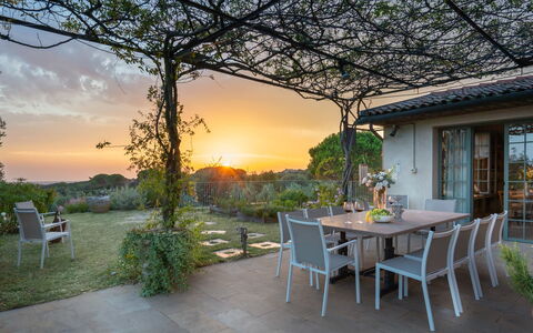 Casa del Vento 10: Mueble, Mueble Para Exteriores, Silla, Mesa, Mesa Al Aire Libre, Cocina Y Comedor Mesa, Jardín, El Terreno Del Lote, Sombra, Patio Interior