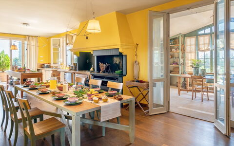 Casa del Vento 10: Mueble, Diseño De Interiores, Silla, Piso, Mesa, Madera, Cocina Y Comedor Mesa, Techo, Suelo, Comedor
