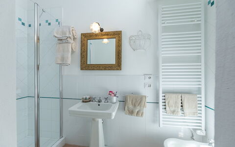Il Molinaccio 14+2: Baño, Arreglo De Tubería, Lavabo Del Baño, Pared, Diseño De Interiores, Lavabo, Grifo, Espejo, Plomería, Casa