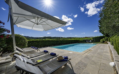 Casale dei 12: Azul, Piscina, Mueble Para Exteriores, Recurso, Sombra, Jardín, Paisajismo, Ocio, Paraguas, Eco Hotel