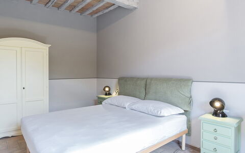 Finestra su Siena 16: Mueble, Habitación, Cama, Diseño De Interiores, Madera, Lecho, Sábana, Suelo, Piso, Encendiendo