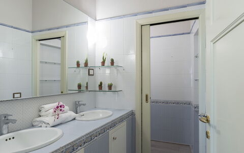Finestra su Siena 16: Lavabo Del Baño, Arreglo De Tubería, Pared, Diseño De Interiores, Baño, Piso, Lavabo, Suelo, Grifo, Espejo