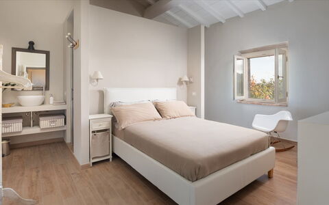 Cinque Cipressi 8: Mueble, Cama, Diseño De Interiores, Habitación, Pared, Piso, Suelo, Lecho, Sábana, Madera