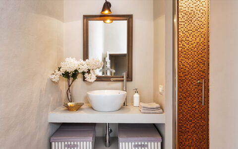 Cinque Cipressi 8: Diseño De Interiores, Pared, Lavabo Del Baño, Arreglo De Tubería, Lavabo, Espejo, Baño, Mueble De Baño, Grifo, Piso
