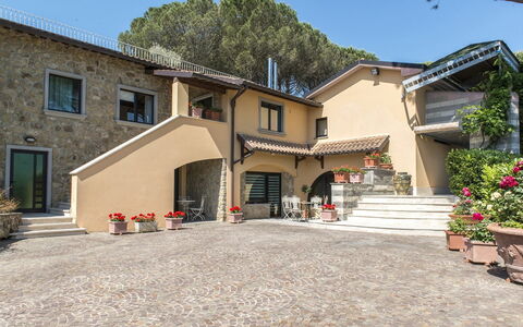 Il Vignale 18+2: Casa, Inmuebles, Balcón, Sombra, Hacienda, Villa, Patio, Planta De Casa, Entrada De Coches, Maceta