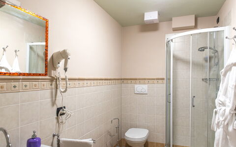 Il Vignale 18+2: Diseño De Interiores, Piso, Suelo, Arreglo De Tubería, Habitación, Encendiendo, Baño, Plomería, Mueble, Lavabo