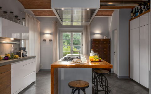 Villa Panorama 14: Mueble, Cocina, Diseño De Interiores, Piso, Gabinetes, Mostrador, Aparato De Cocina, Madera, Electrodoméstico, Techo