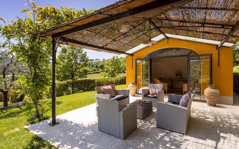 Le Querce dei Medici 12+2: Mueble, Silla, Jardín, Sombra, Inmuebles, Cabaña, Eco Hotel, Estructura Al Aire Libre, Porche, Patio Interior